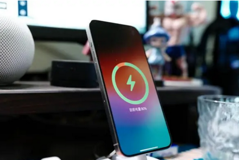马村苹果15换屏服务分享用什么充电器给iPhone15充电更好 